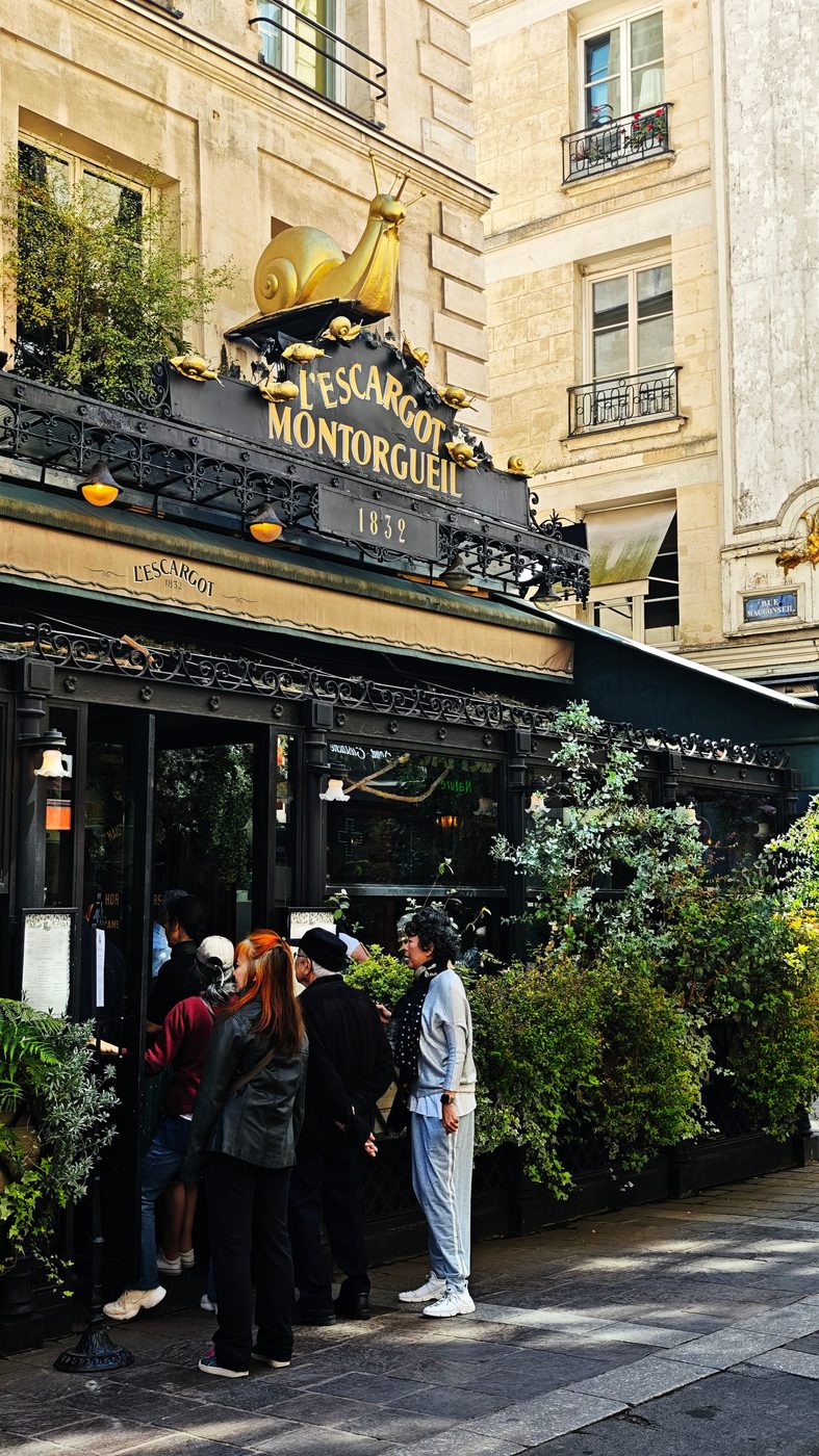 The golden snail sign of L'Escargot Montorgueil
