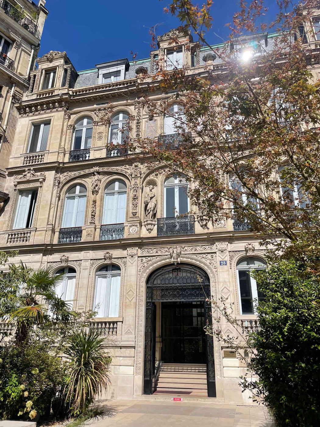 An ornate sculpted Parisian façade